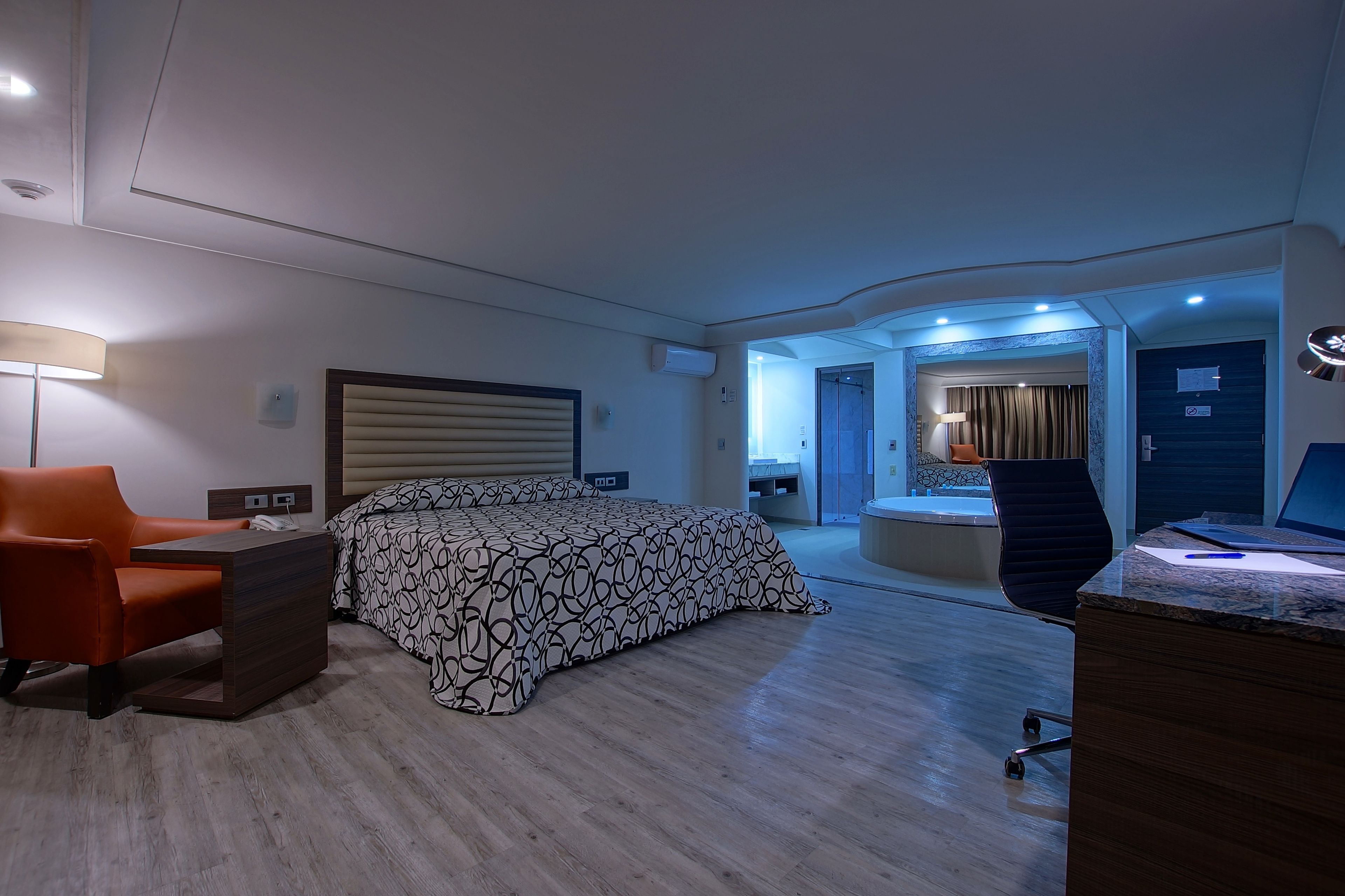 deluxe suite, 1 king bed, non smoking, jetted tub | egyptian cotton sheets, premium bedding, down duvets, in-room safe