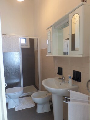 Apartment, 2 Schlafzimmer | Dusche im Bad