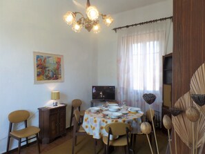 Appartement, 2 chambres | Aire de séjour | Téléviseur à écran plat