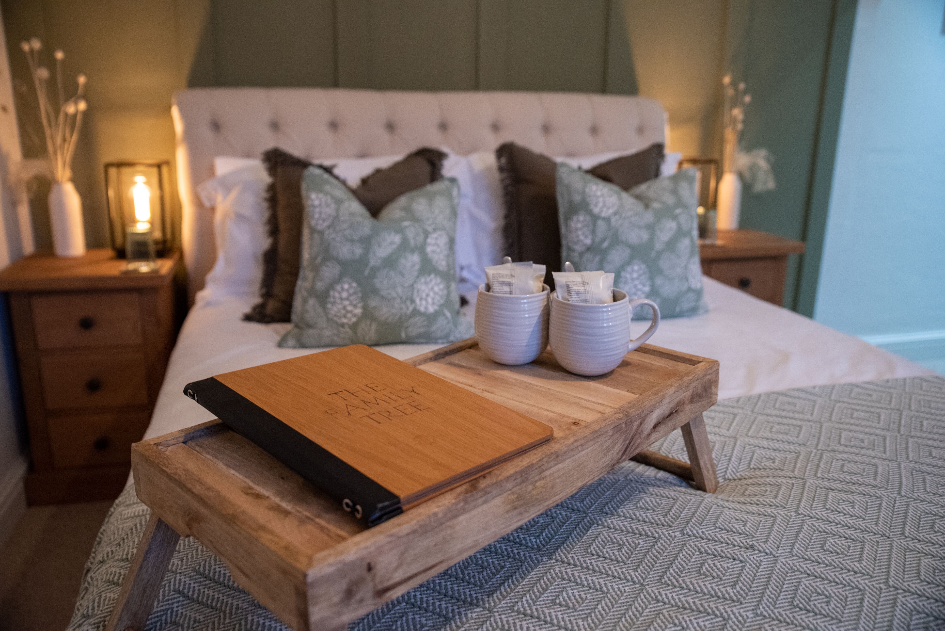 Quarto casal luxo, 1 cama King, vista para o pátio | Escrivaninha, ferros/tábuas de passar roupa, Wi-Fi de cortesia