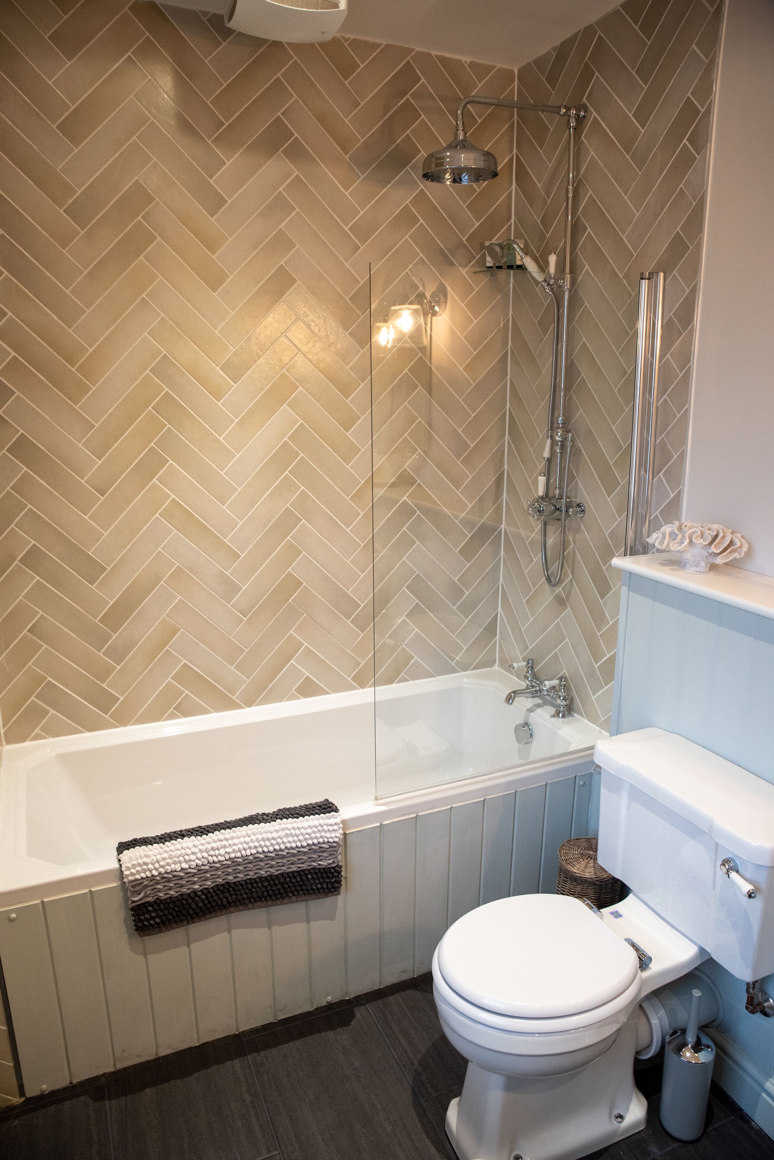 Deluxe Double Room, 1 King Bed, Private Bathroom | Bathroom | Free toiletries, hair dryer, towels