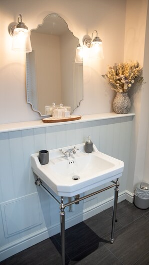 Artículos de tocador gratuitos, secador de pelo, toallas