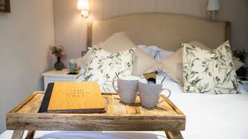 Traditional Double Room, 1 King Bed, Ensuite | Desk, iron/ironing board, free WiFi, bed sheets