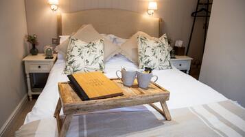 Traditional Double Room, 1 King Bed, Ensuite | Desk, iron/ironing board, free WiFi, bed sheets