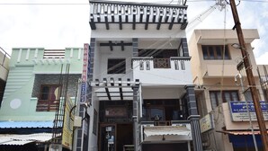 Un edificio de varios pisos con un balcón y un cartel.