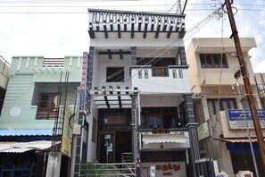 Vista frontal de la propiedad