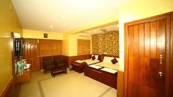 Executive Room, 4 Bedrooms | Hypo-allergenic bedding, in-room safe, soundproofing