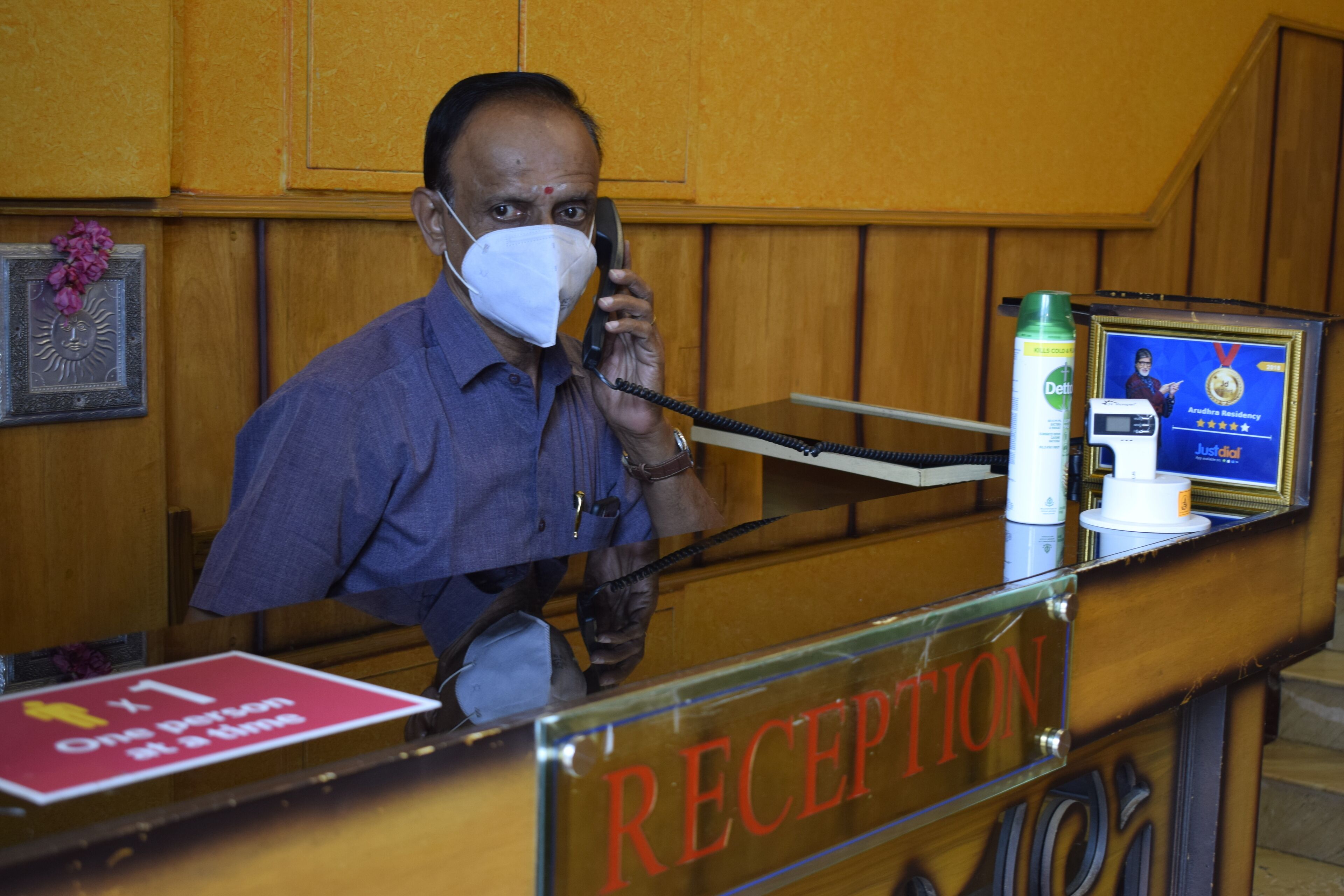 Un mostrador de recepción con un cartel que dice "RECEPTION".