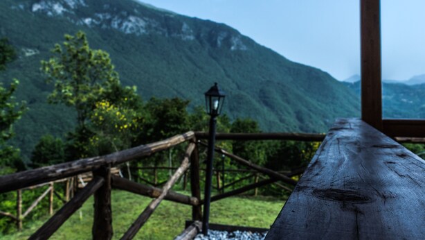 A wooden deck with a view of a mountain. - B&B Lao (Papasidero)