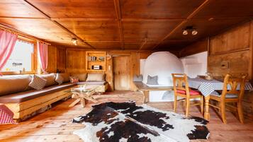 House, 5 Bedrooms (Romantikferienhaus) | Living area | Flat-screen TV, heated floors