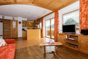 浪漫套房, 3 間臥室, 非吸煙房, 山景 | 客廳 | 平面電視、加熱地板