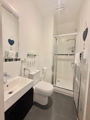 Family Room, Ensuite | Bathroom | Shower, free toiletries, hair dryer, towels - Oxford Guest House (Oxford)