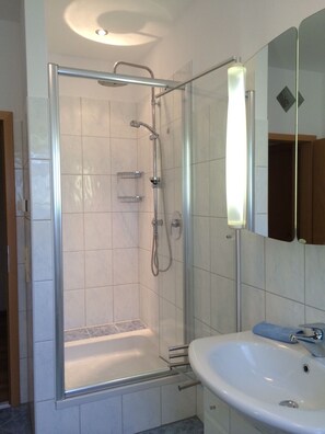 Apartment, Balcony | Bathroom | Hair dryer, towels - Ferienwohnung Mayer (Rangsdorf)