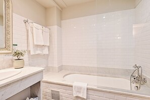 Chuveiro, secador de cabelo, toalhas de banho