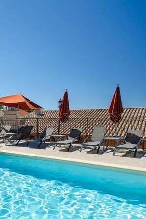 Piscina externa, guarda-sóis, espreguiçadeiras