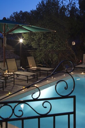Outdoor pool, pool umbrellas, sun loungers - Hostellerie du Cigalou (Bormes-Les-Mimosas)