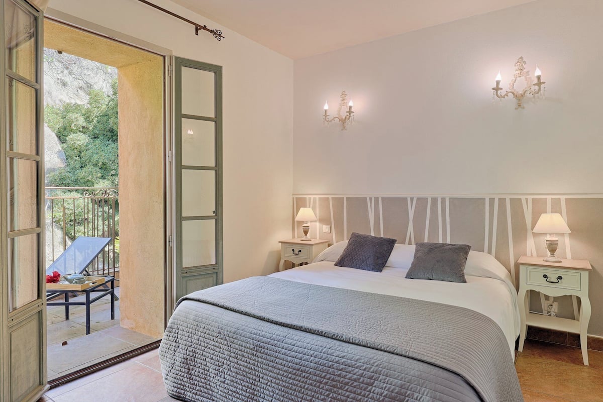 Deluxe Room | In-room safe, individually decorated, individually furnished
