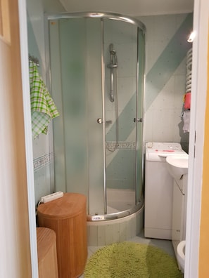 Ducha, secador de pelo, toallas