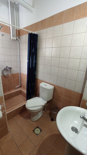 Ducha, artículos de tocador gratuitos, secador de pelo, pantuflas