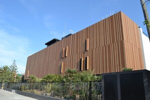 Un edificio moderno con fachada de madera y varias ventanas.