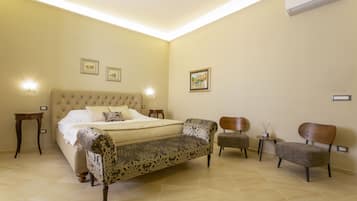 Suíte júnior, para não fumantes, sacada | Cofres nos quartos, cortinas blackout, quartos à prova de som