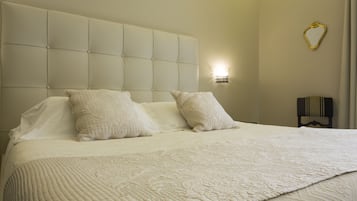 Habitación doble superior, 1 cama de matrimonio grande, no fumadores, balcón | Caja fuerte, cortinas opacas, sistema de insonorización y wifi gratis