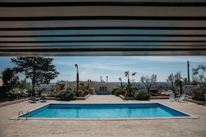 Ulkouima-allas, aurinkotuoleja