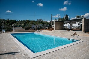 Outdoor pool, pool loungers - Villa de Donatis Charming Guest House (Casarano)