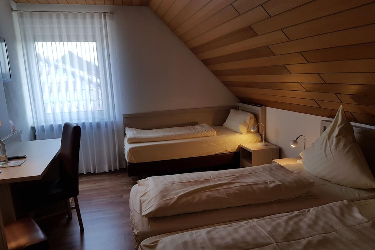 Habitación triple Confort | Caja de seguridad en la habitación, escritorio, cunas y wifi gratis