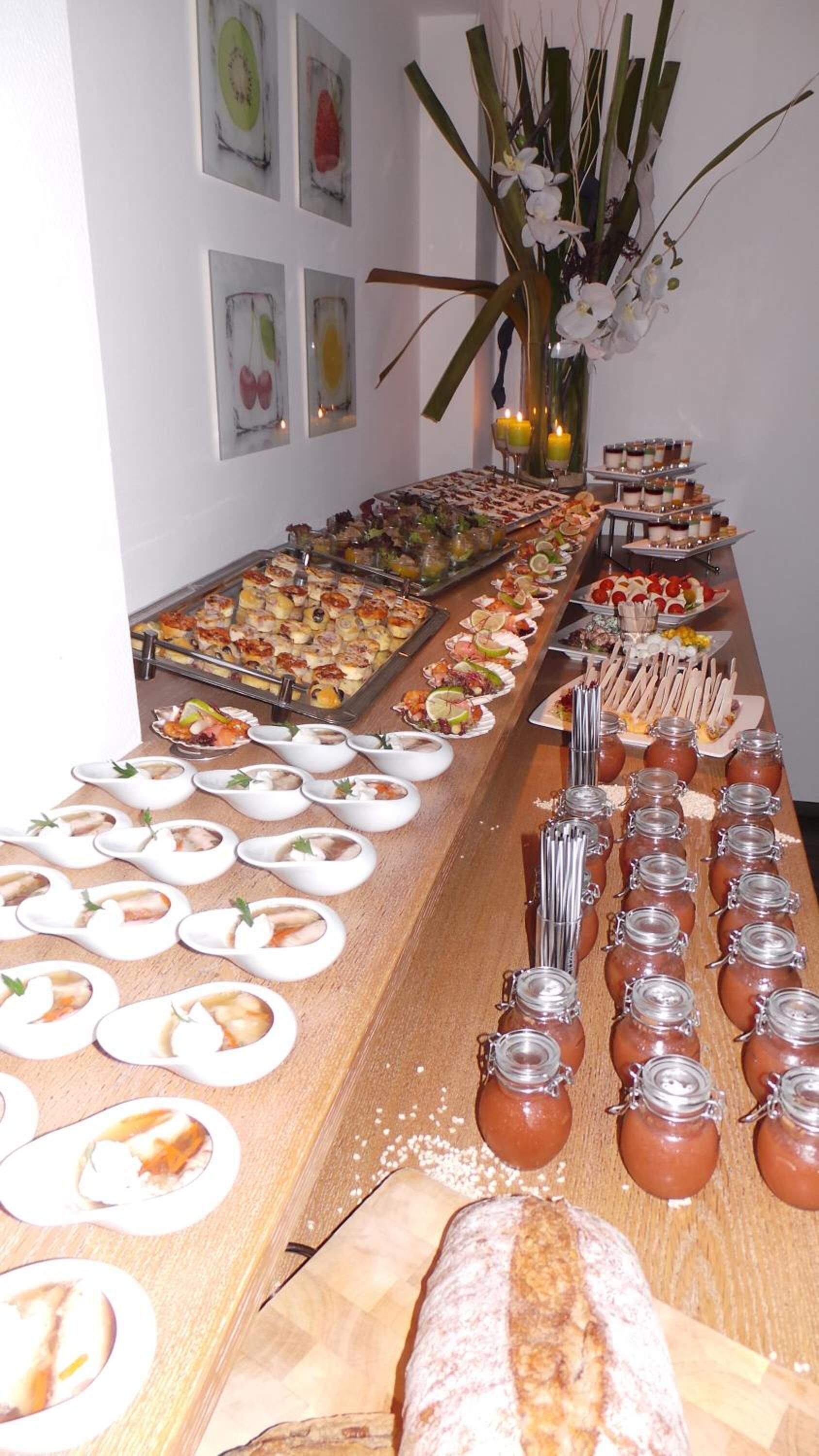 Ett buffébord med olika sorters mat, inklusive skaldjur, efterrätter och tillbehör.