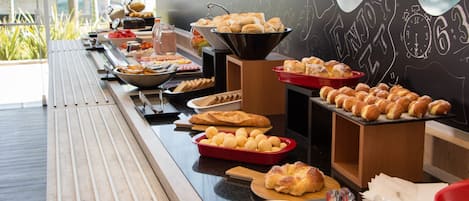 Se ofrece un desayuno continental todos los días (45 BRL por persona)