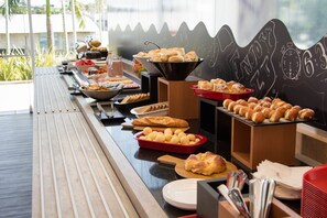 Café da manhã continental todos os dias (BRL 45 por pessoa) 