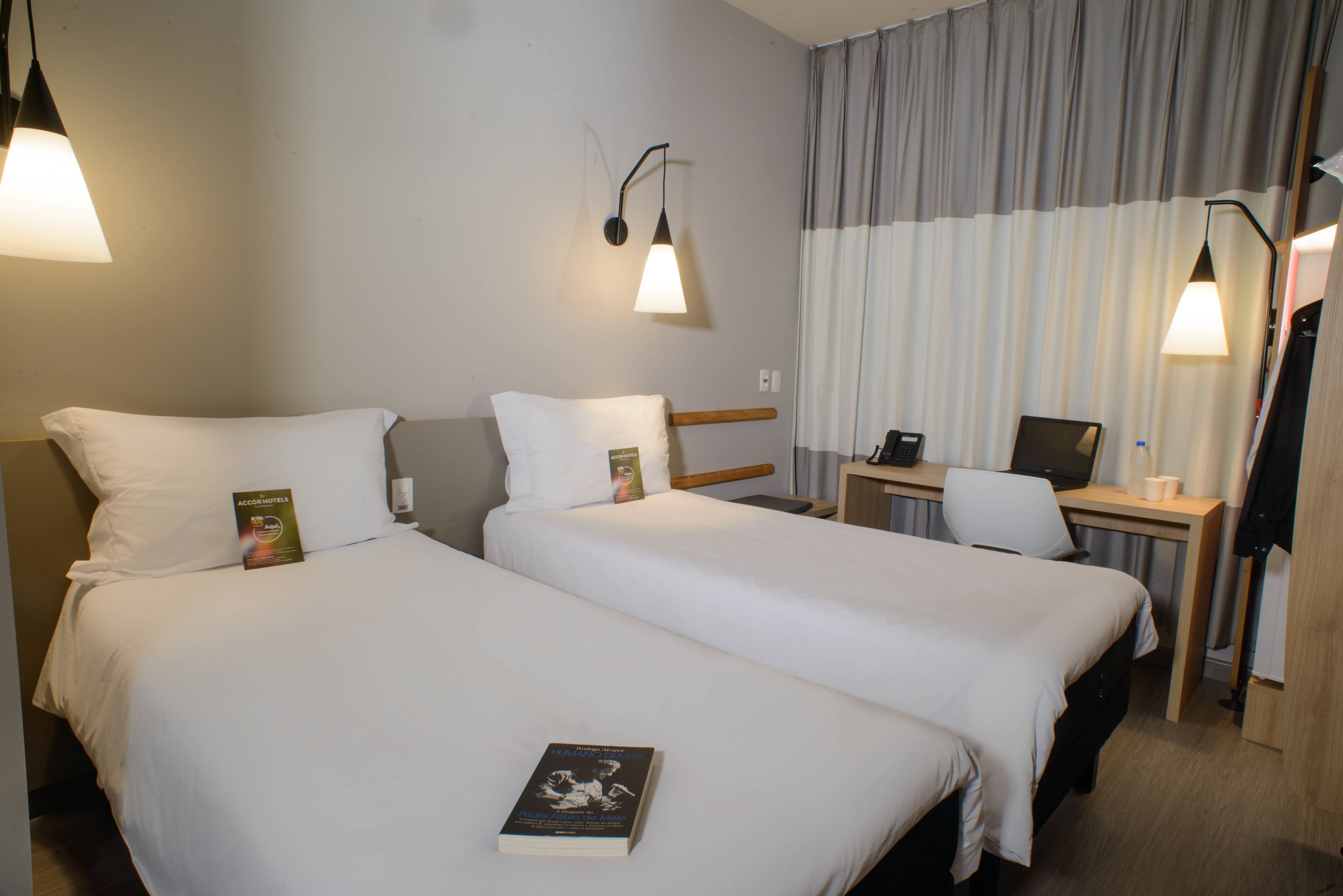 Apartamento standard, 2 camas de solteiro | Escrivaninha, cortinas blackout, quartos à prova de som