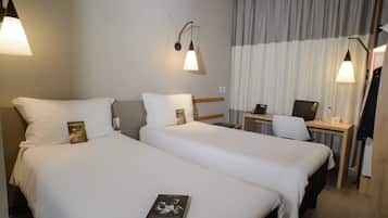 Apartamento standard, 2 camas de solteiro | Escrivaninha, cortinas blackout, quartos à prova de som