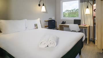 Escriptori, cortines opaques i habitacions insonoritzades