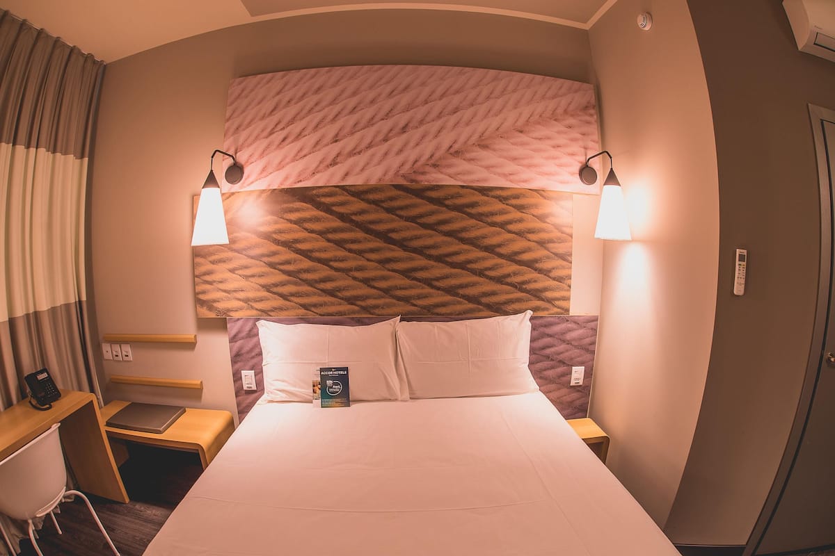 Standard Room, 1 Double Bed | In-room safe, desk, blackout drapes, soundproofing