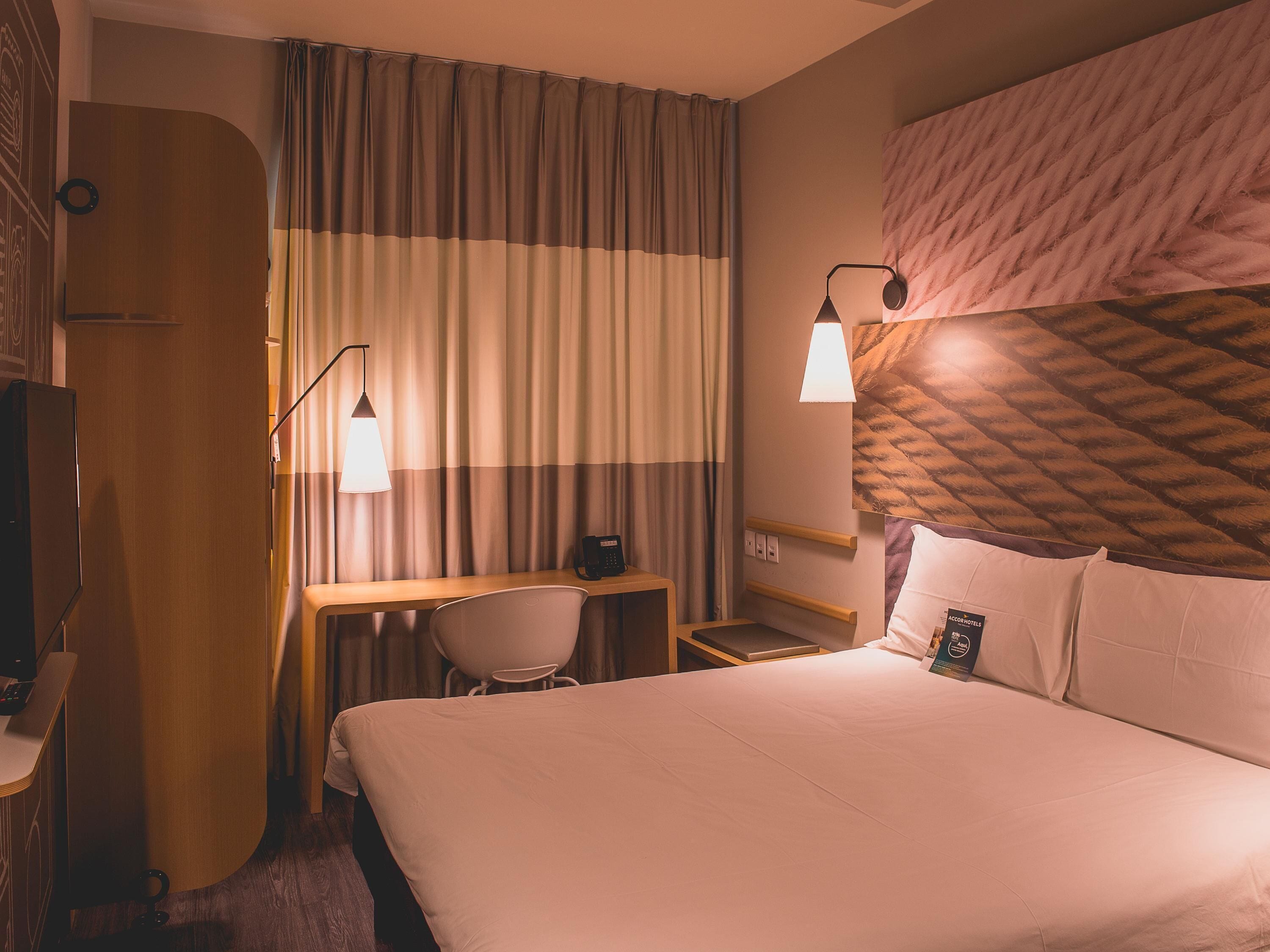 Cofres nos quartos, escrivaninha, cortinas blackout