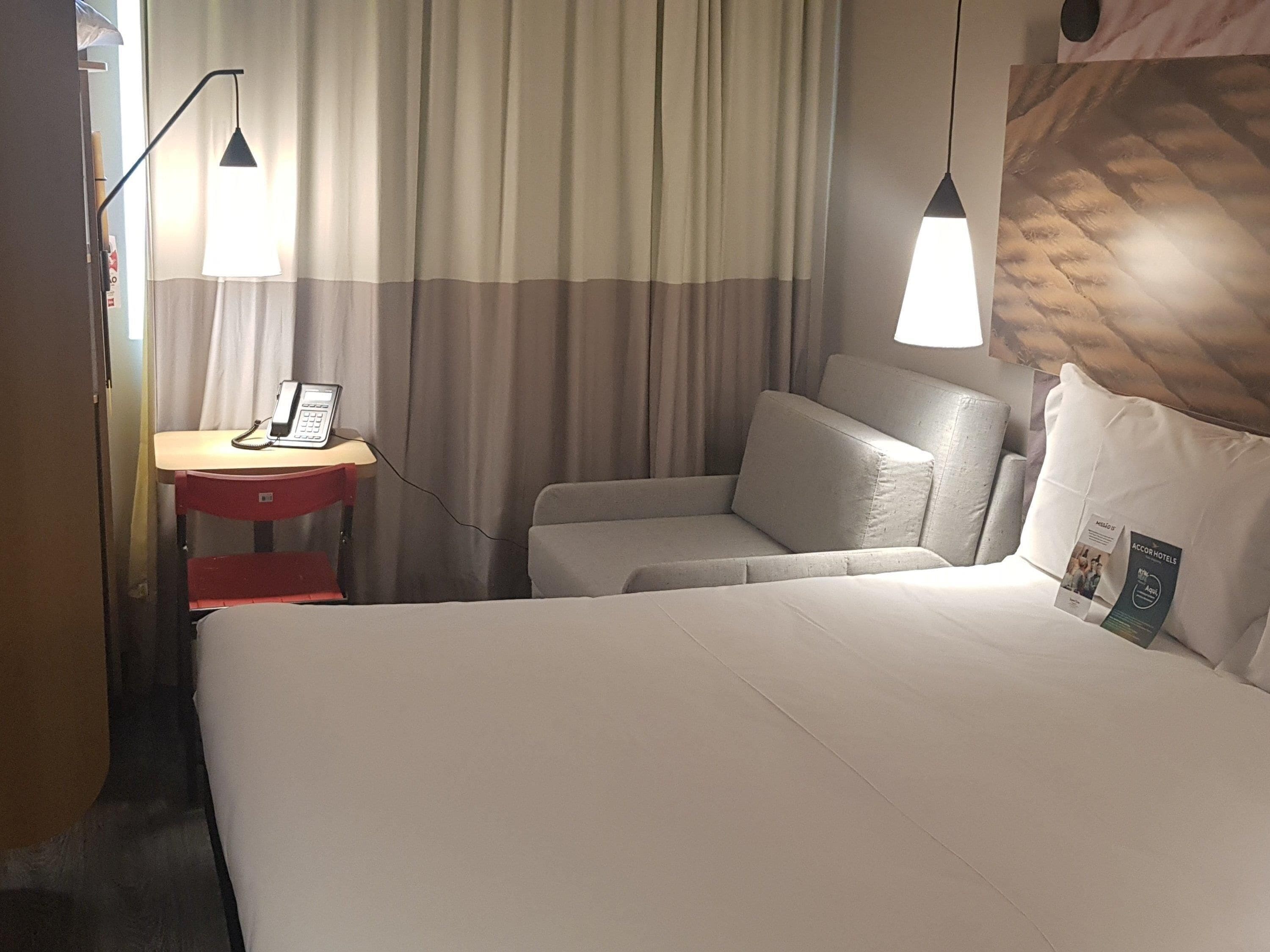 Caja de seguridad en la habitación, escritorio y cortinas blackout 