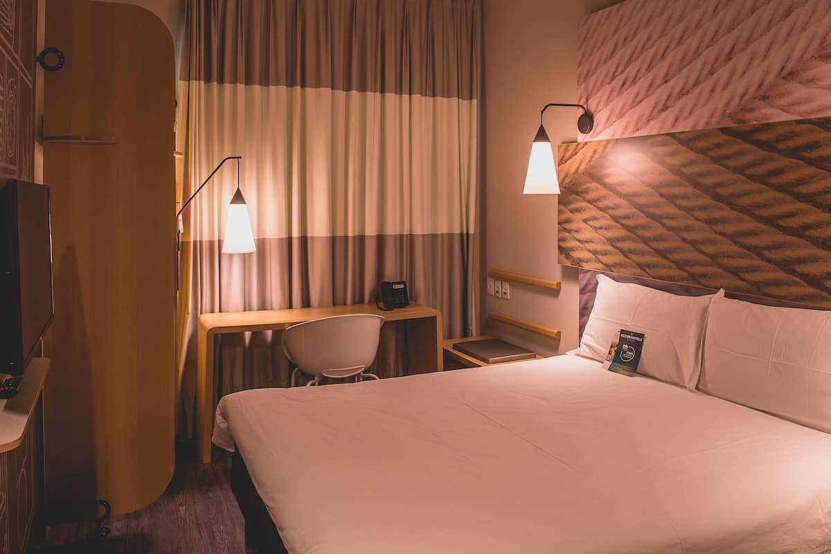 Standard Room, 1 Double Bed | In-room safe, desk, blackout curtains, soundproofing