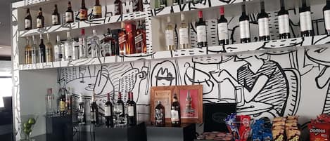 Eine Bar mit Regalen voller Spirituosen und Snacks.
