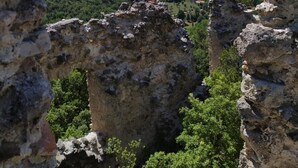 A view through ancient ruins with a mountainous landscape in the background. - Agriturismo Colloreto (Morano Calabro)