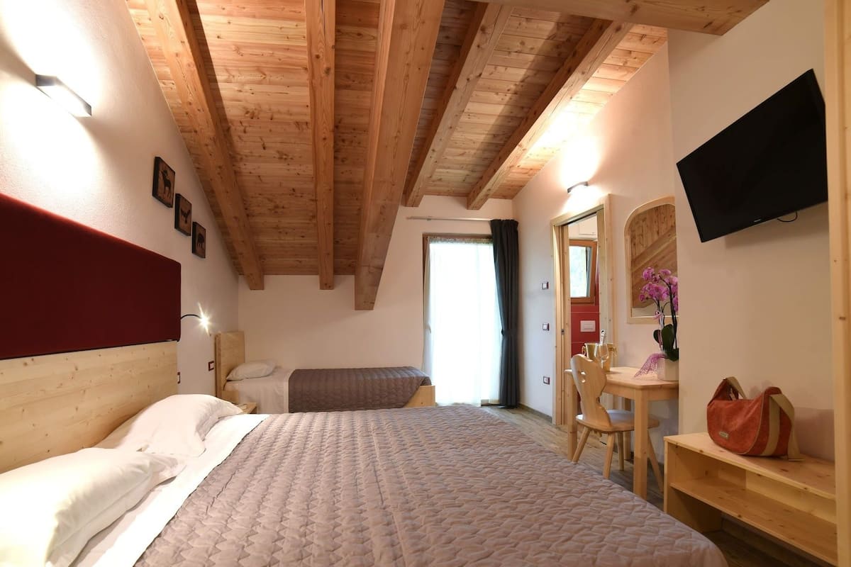 Triple Room | Free cribs/infant beds, free WiFi, bed sheets