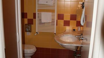 Douche, articles de toilette gratuits, sĂšche-cheveux, chaussons