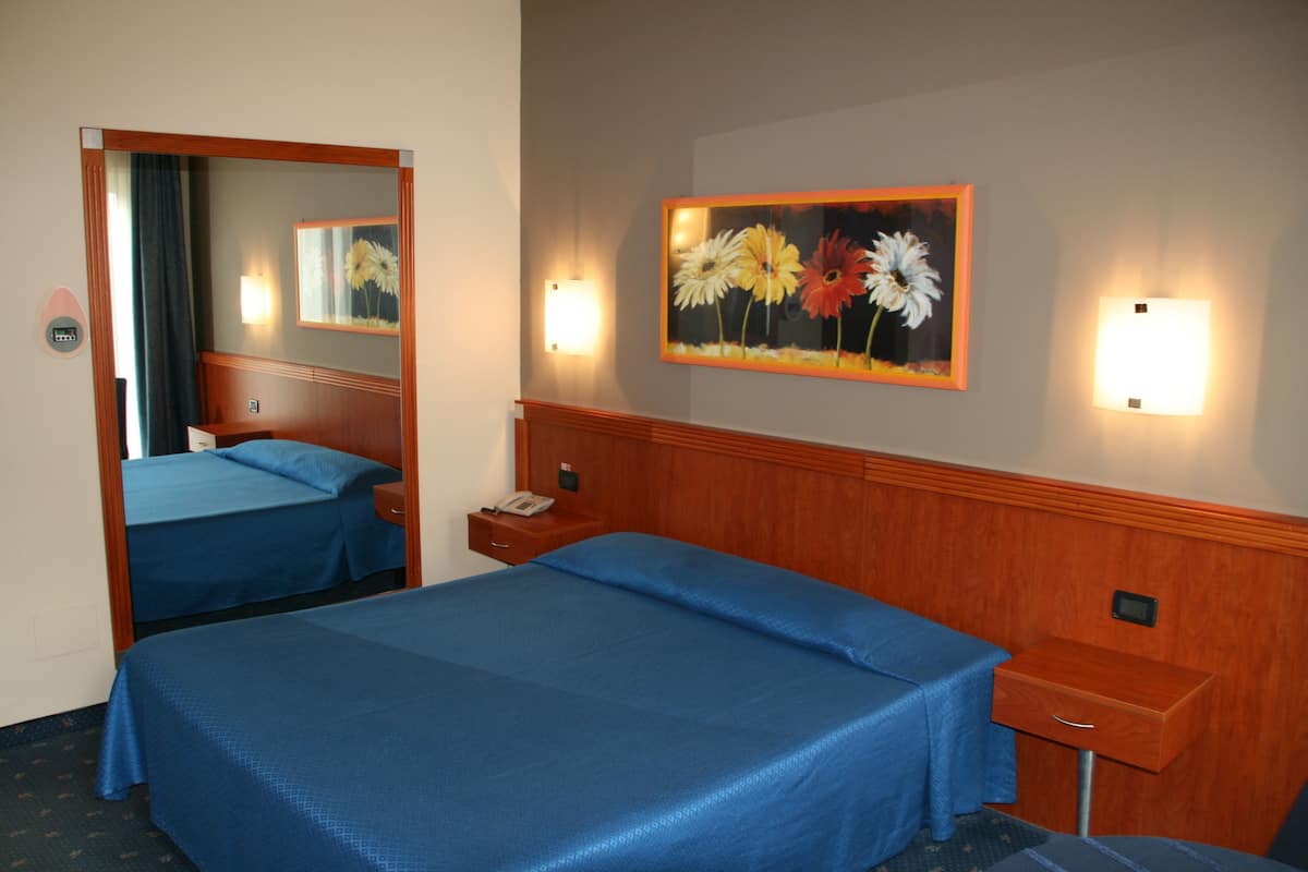 Minibar, in-room safe, desk, free WiFi