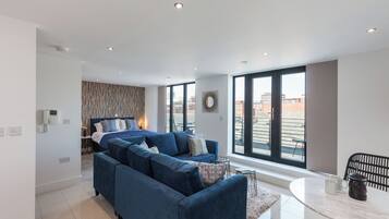 Executive Penthouse Studio | Área de sala de estar | Televisión de pantalla plana