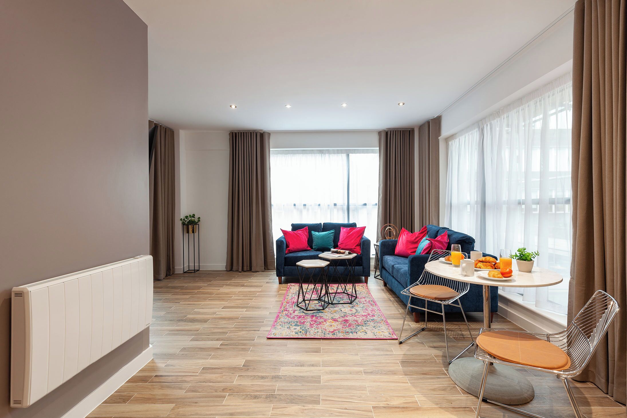 Un salon moderne avec un canapé, une table basse et un coin repas.