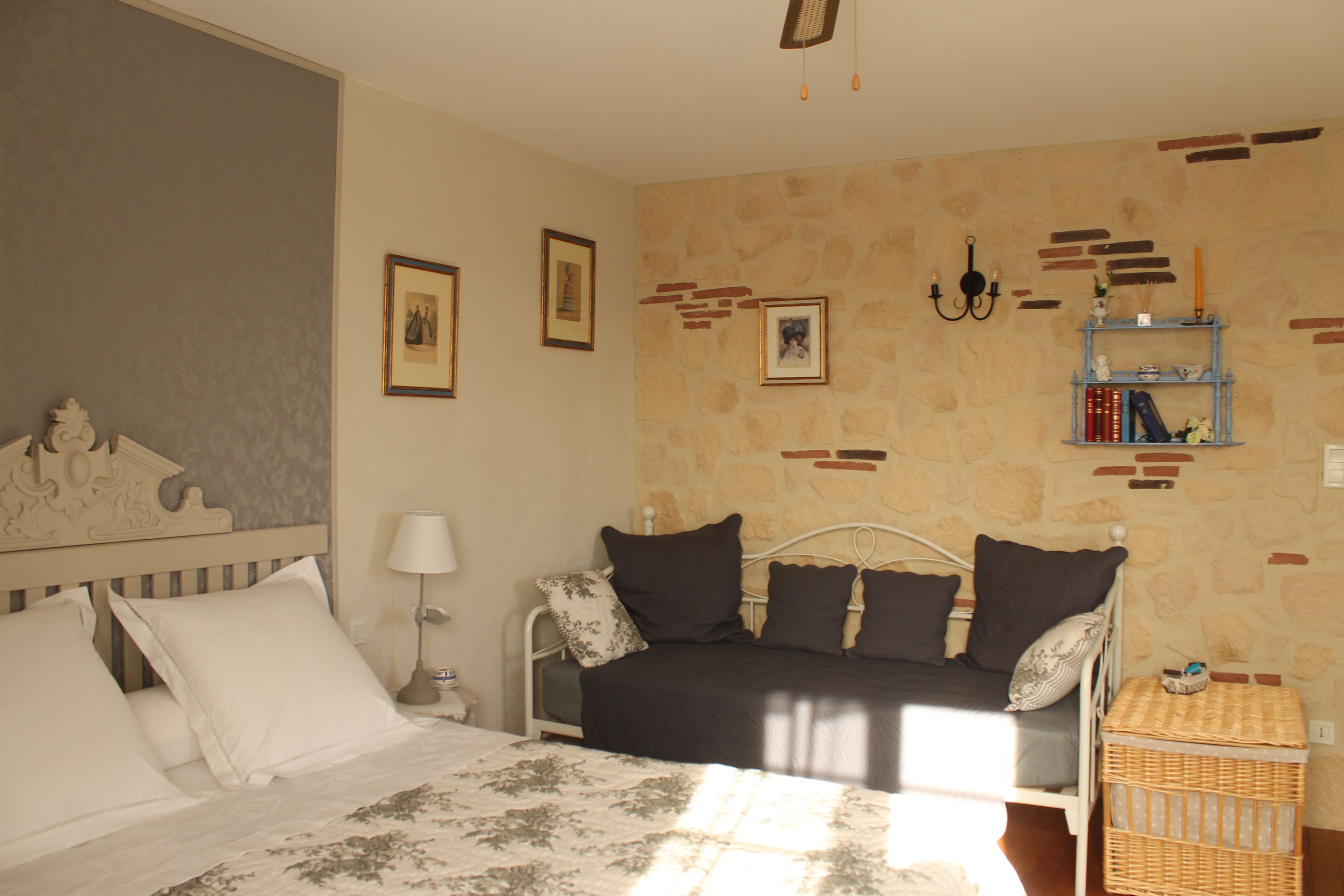 Comfort kamer (La Lectouroise) | Geluiddichte muren, een strijkplank/strijkijzer, gratis babybedden