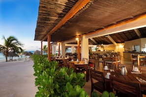 4 restaurants, spécialités Cuisine locale et internationale
