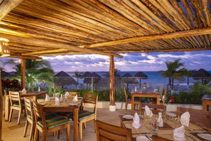 5 restaurants; breakfast, lunch, and dinner served - Krystal Cancun All Inclusive (Cancun)