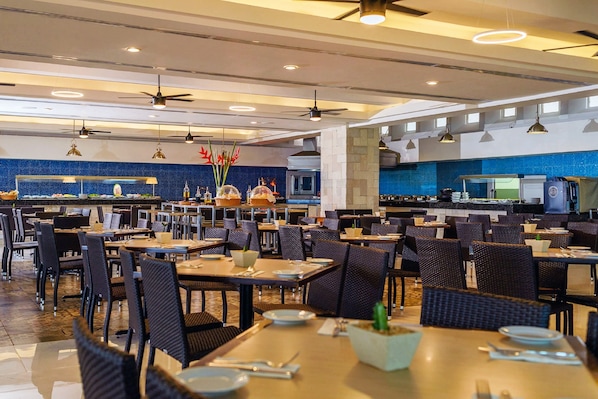 4 restaurants, spécialités Cuisine locale et internationale
